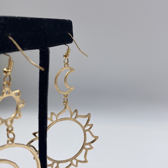 💫✨Sun ☀️ & Moon 🌙 Drop Earrings✨💫 - Picture 8 of 10